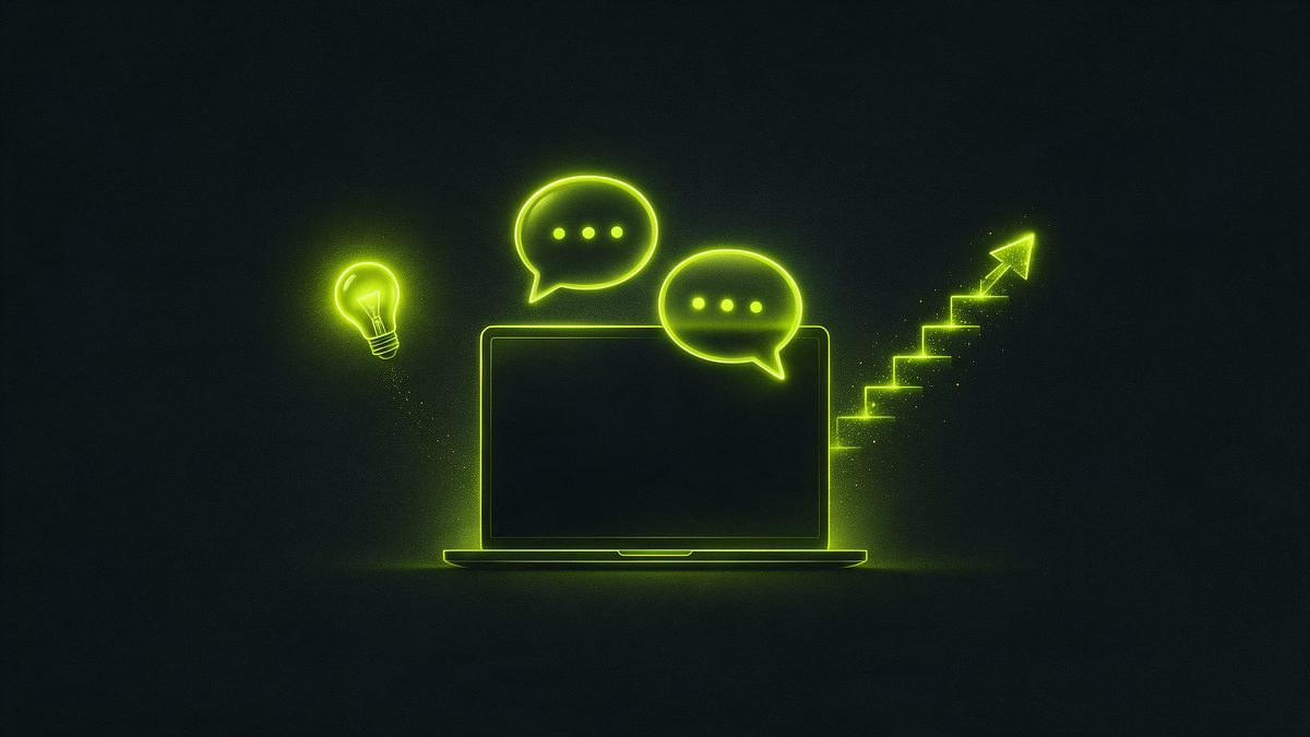 Deux bulles de conversation lumineuses au-dessus d'un ordinateur, avec une ampoule et des marches qui montent, illustration de la montée en compétence SEO